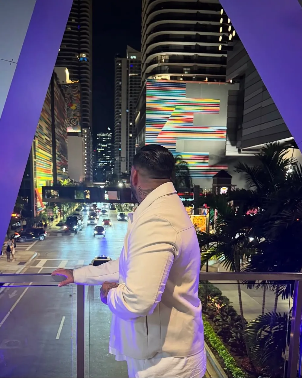 Adri Daganzo de noche en Miami, mirando la avenida desde una pasarela