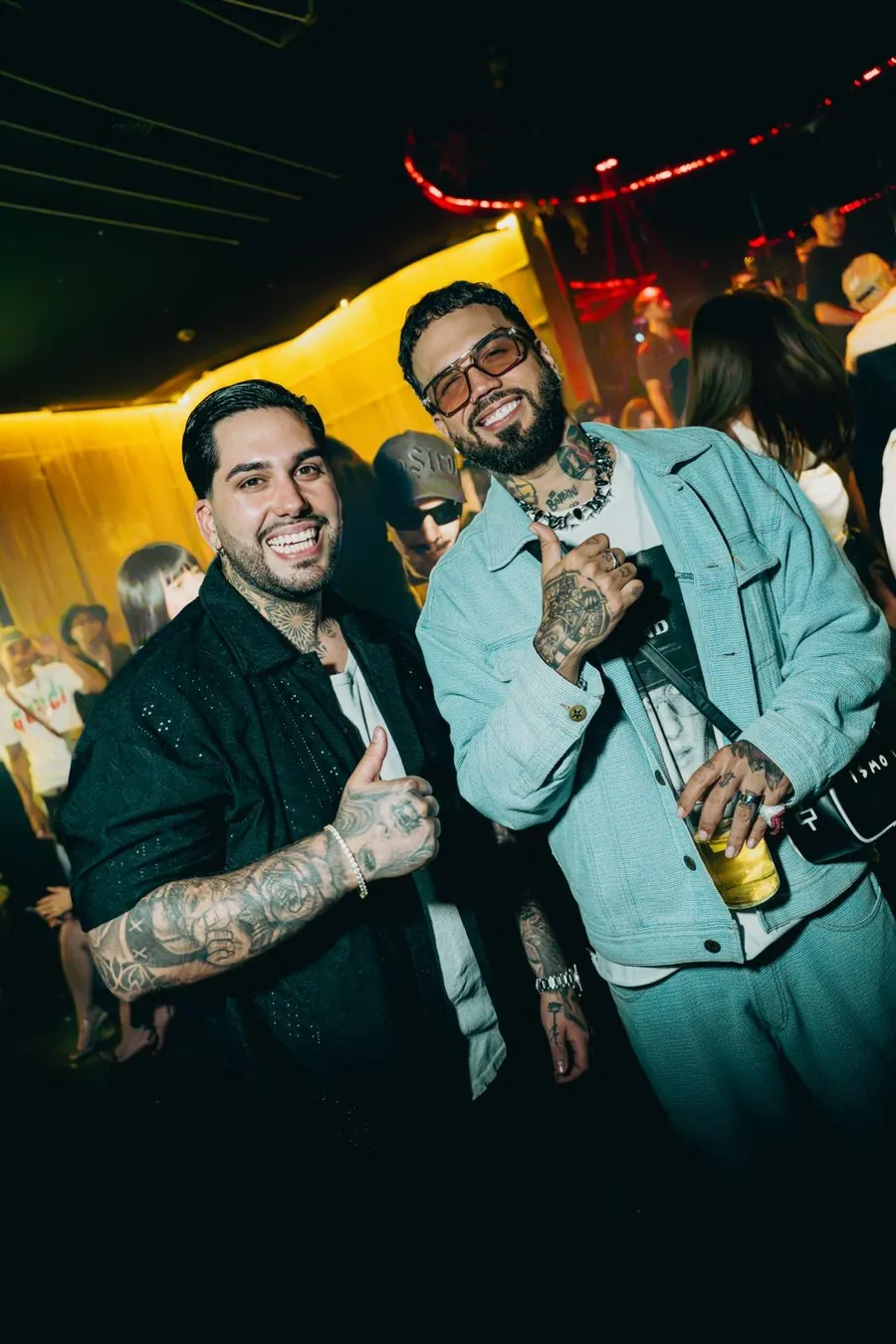 Adri Daganzo con el artista Brray durante un evento