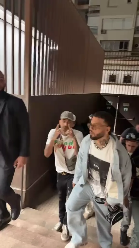 El artista Brray llegando con seguridad por un acceso privado