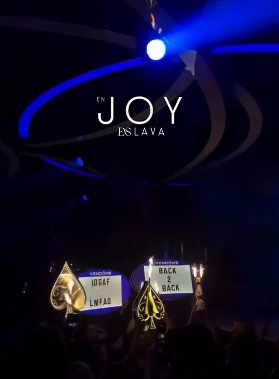 Mesas con bengalas y público en Joy Eslava